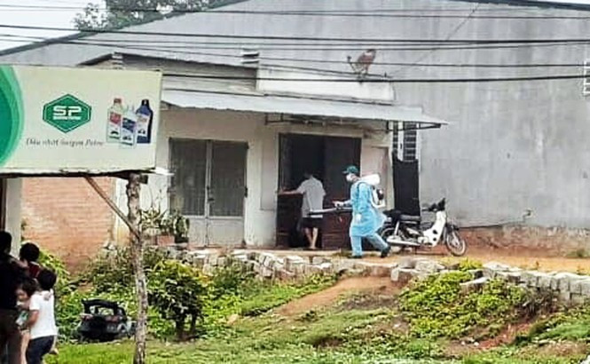 Phun thuốc khử khuẩn tại địa phương có dịch bệnh tay chân miệng. Phun thuốc khử khuẩn tại địa phương có dịch bệnh tay chân miệng.