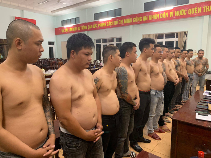 Các đối tượng cho vay nặng lãi bị cơ quan công an bắt giữ Các đối tượng cho vay nặng lãi bị cơ quan công an bắt giữ