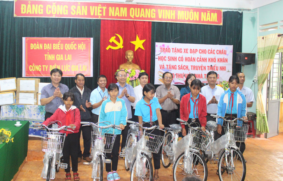 Ông Đinh Duy Vượt-Tỉnh uỷ viên, Phó Trưởng Đoàn Đại biểu Quốc hội tỉnh Gia Lai cùng đoàn trao tặng xe đạp cho các em học sinh dân tộc thiểu số có hoàn cảnh khó khăn. Ảnh: Trần Dung
