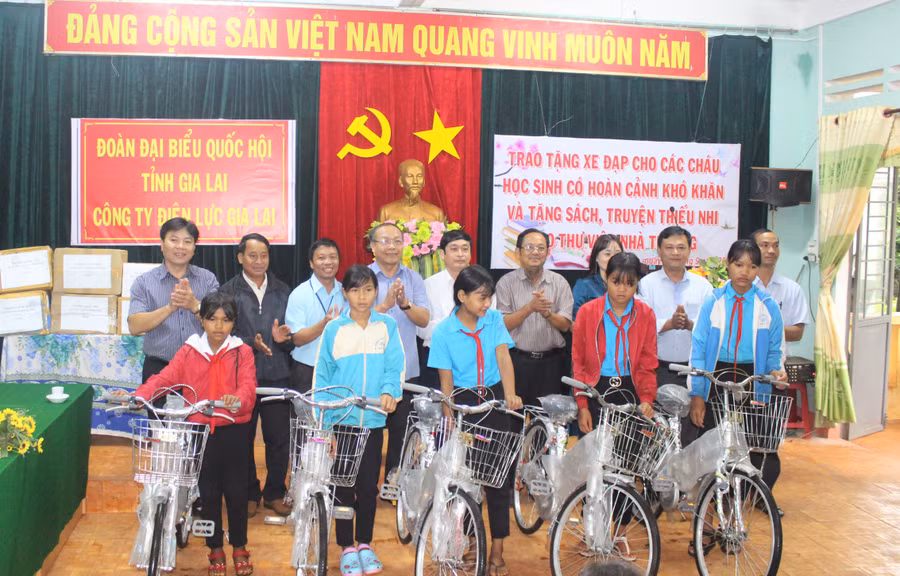Ông Đinh Duy Vượt-Tỉnh uỷ viên, Phó Trưởng Đoàn Đại biểu Quốc hội tỉnh Gia Lai cùng đoàn trao tặng xe đạp cho các em học sinh dân tộc thiểu số có hoàn cảnh khó khăn. Ảnh: Trần Dung