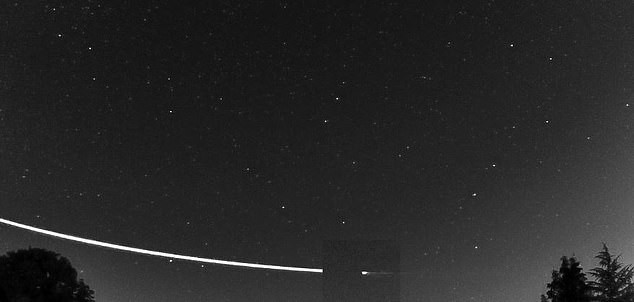 Thiên thạch bay cách mặt đất 90 km, thấp hơn bất kỳ vệ tinh nào quay quanh Trái đất.