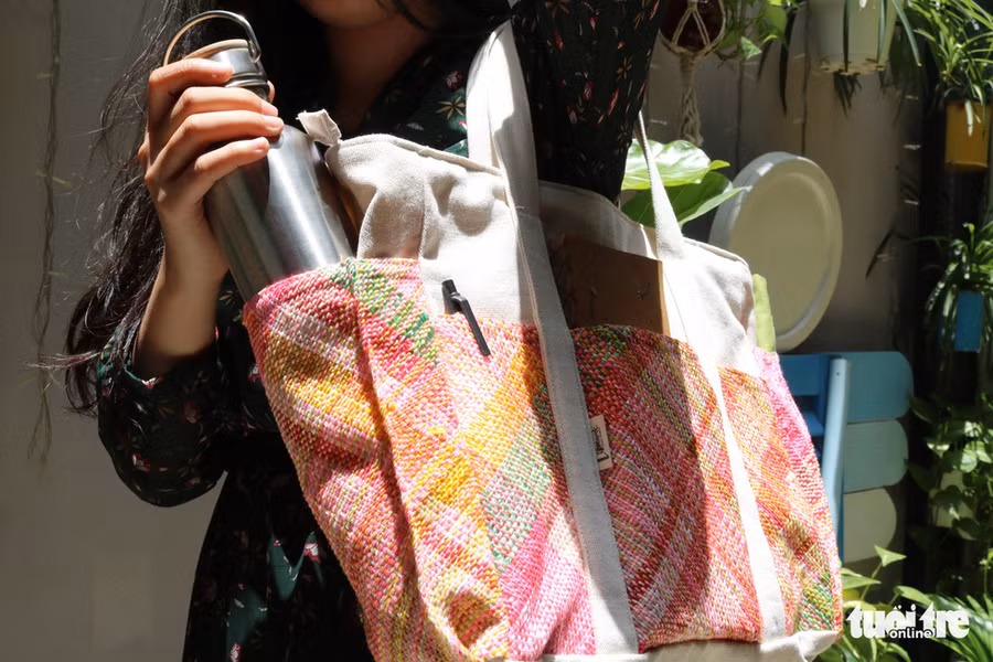 Thành phẩm được may từ các nguyên liệu bỏ đi như rèm cửa, túi ni ông đã qua sử dụng, lớp lót bao gối - Ảnh: HOÀNG AN