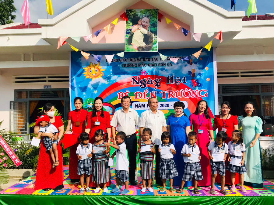 Đồng chí Đinh Duy Vượt-Tỉnh ủy viên, Phó Trưởng đoàn đại biểu Quốc hội tỉnh và lãnh đạo Thị ủy Ayun Pa trao học bổng cho học sinh Trường Mẫu giáo Sơn Ca. Ảnh: Nguyễn Tú Ảnh: N.Tú