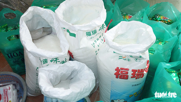 Các bao tải chưa nguyên liệu dùng để làm giả các loại bột ngọt và trà của 2 vợ chồng Nghĩa và Tuyền - Ảnh: TIẾN VŨ