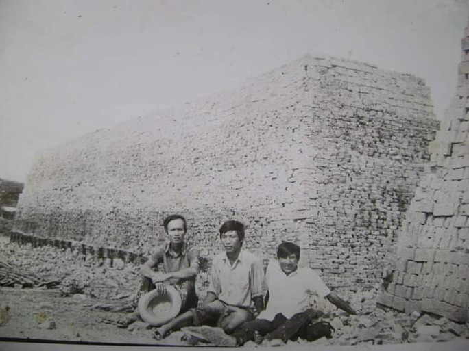 Các giáo viên tại một lò gạch