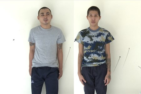 2 bị can Mỹ và Lắm (từ trái sang) bị tạm giam vì tội cướp giật tài sản. Ảnh: PV 2 bị can Mỹ và Lắm (từ trái sang) bị tạm giam vì tội cướp giật tài sản. Ảnh: PV