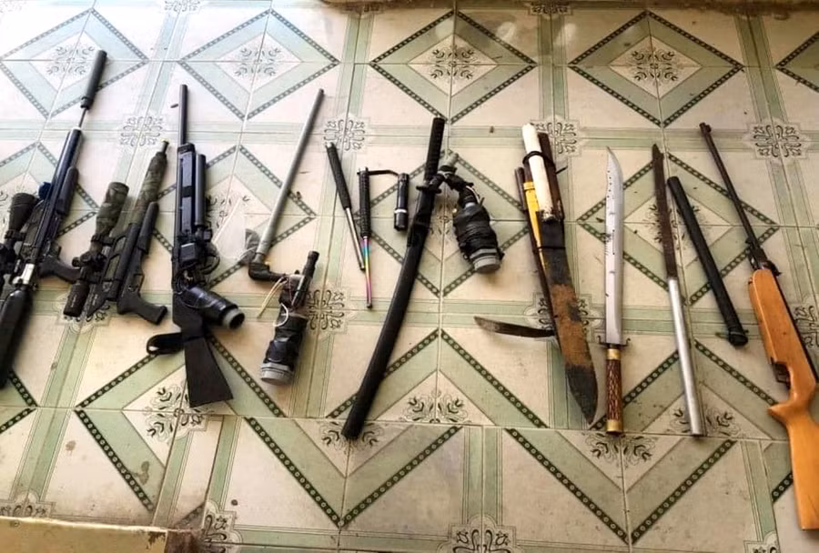 Công an thị xã Ayun Pa đã thu giữ nhiều vũ khí nguy hiểm. Ảnh: Văn Ngọc