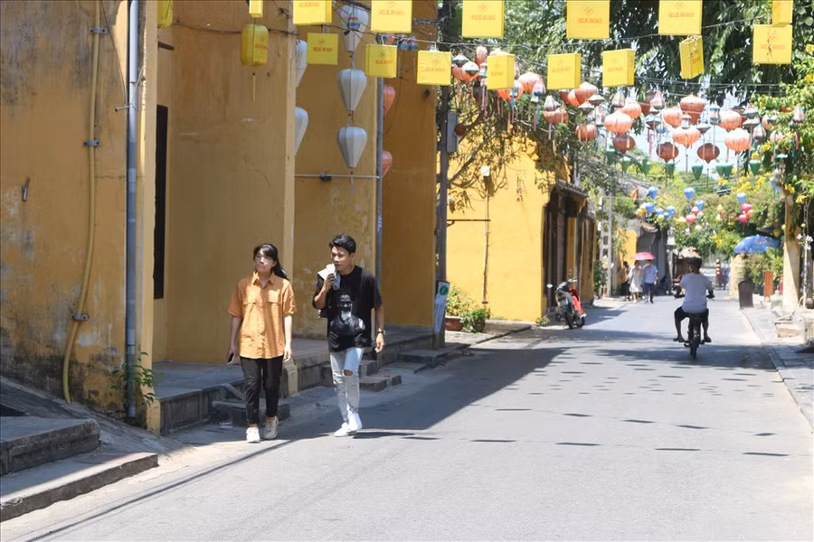 Sau 10 ngày hết thực hiện cách ly xã hội và chuyển sang trạng thái “bình thường mới” nhiều du khách đã đến Hội An nhưng đa phần là khách nội địa.