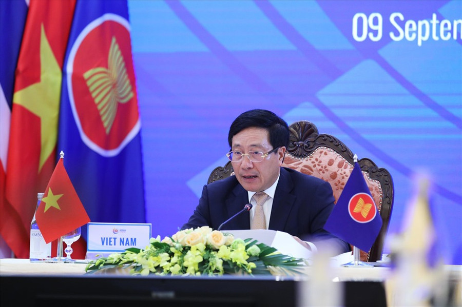 Phó Thủ tướng, Bộ trưởng Ngoại giao Phạm Bình Minh tại Hội nghị Bộ trưởng Ngoại giao ASEAN - Trung Quốc chiều 9.9. Ảnh: Bộ Ngoại giao. Phó Thủ tướng, Bộ trưởng Ngoại giao Phạm Bình Minh tại Hội nghị Bộ trưởng Ngoại giao ASEAN - Trung Quốc chiều 9.9. Ảnh: Bộ Ngoại giao.