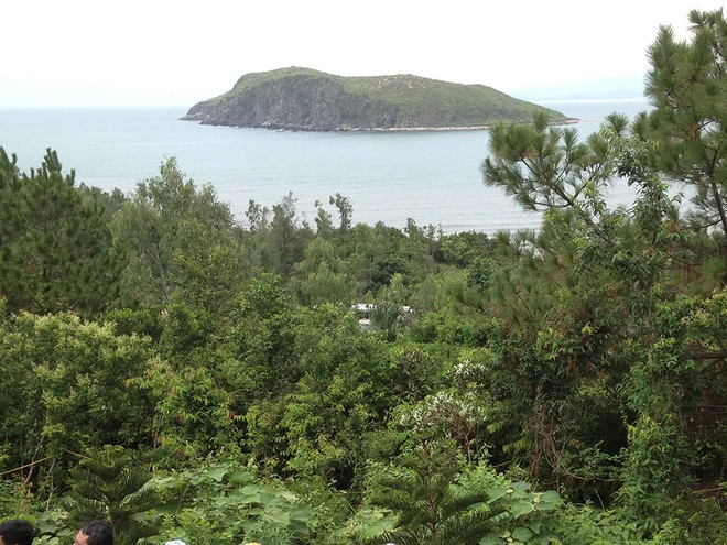 Vũng Chùa - Đảo Yến nhìn từ khu mộ Đại tướng Võ Nguyên Giáp ẢNH: LÊ THANH