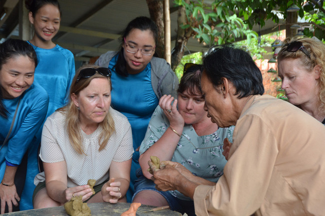 Hàng chục nghìn lao động ngành du lịch không muốn quay lại làm việc (hướng dẫn viên du lịch tại Hội An, Quảng Nam). Ảnh: Nguyệt Tạ