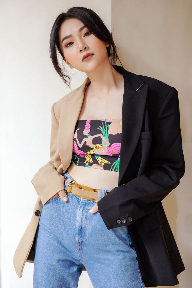 Người đẹp sinh năm 1987 kết hợp áo blazer dáng rộng với hai màu cá tính cùng áo crop-top nhiều màu sắc khoe vòng eo thon gọn ẢNH: NVCC