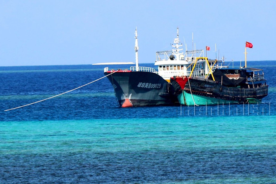 Tàu cá Trung Quốc vỏ sắt Quỳnh Quỳnh Hải Ngư 89029 (trái) neo cạnh tàu cá vỏ gỗ Quỳnh Hải Ngư 09058 (phải) cạnh 1 bãi cạn của Việt Nam ở Trường Sa, tháng 4.2016. ẢNH: MAI THANH HẢI