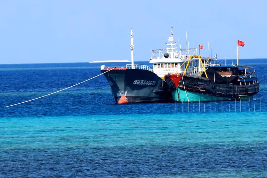 Tàu cá Trung Quốc vỏ sắt Quỳnh Quỳnh Hải Ngư 89029 (trái) neo cạnh tàu cá vỏ gỗ Quỳnh Hải Ngư 09058 (phải) cạnh 1 bãi cạn của Việt Nam ở Trường Sa, tháng 4.2016. ẢNH: MAI THANH HẢI