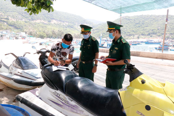 Chủ phương tiện môtô nước hoạt động trên vịnh Vĩnh Hy (tỉnh Ninh Thuận) ký cam kết không đưa phương tiện không đủ tiêu chuẩn vào hoạt động chở khách. Ảnh: NHƯ THỪA