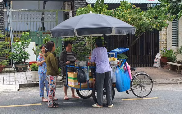 Dịch tái phát, nhưng nhiều người bán hàng rong vẫn vui vì còn được mưu sinh - Ảnh: MẠNH DŨNG