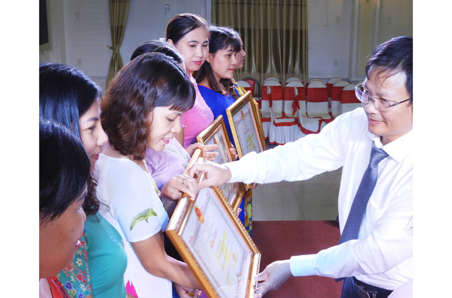  Phó Chủ tịch UBND huyện Ia Grai Đỗ Văn Đông (phải) trao khen thưởng cho cán bộ và giáo giáo viên Ngành Giáo dục - Đào tạo huyện. Ảnh: Thanh Nhật