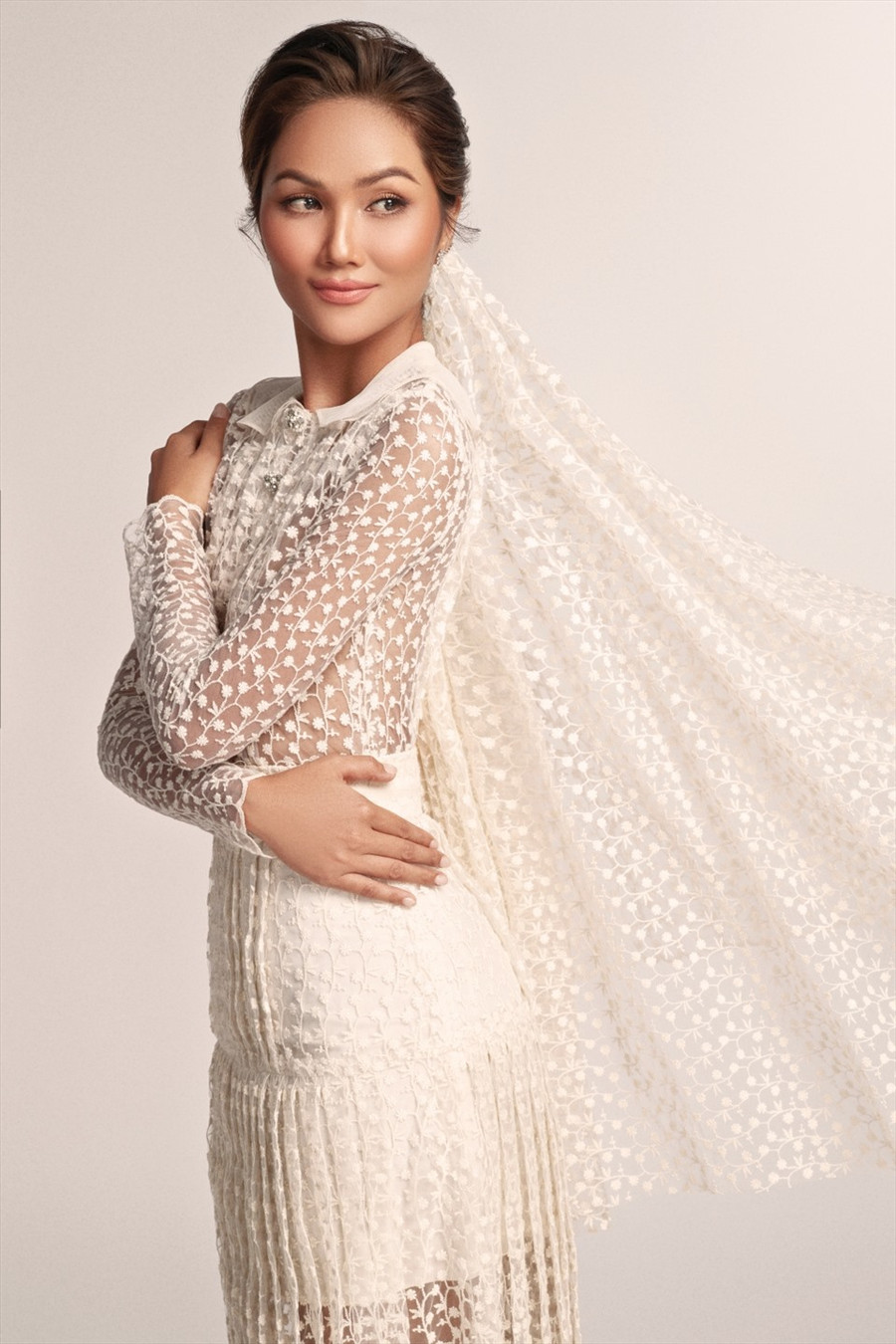 Phía ekip và H'hen Niê chia sẻ về thông điệp bộ ảnh cưới rằng phụ nữ thường đặt rất nhiều kỳ vọng vào chiếc váy cưới – chiếc váy cho khoảnh khắc quan trọng nhất của cuộc đời mình.