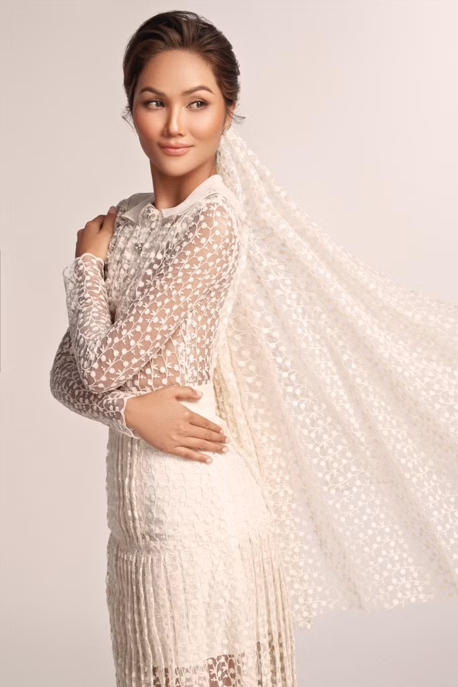 Phía ekip và H'hen Niê chia sẻ về thông điệp bộ ảnh cưới rằng phụ nữ thường đặt rất nhiều kỳ vọng vào chiếc váy cưới – chiếc váy cho khoảnh khắc quan trọng nhất của cuộc đời mình.