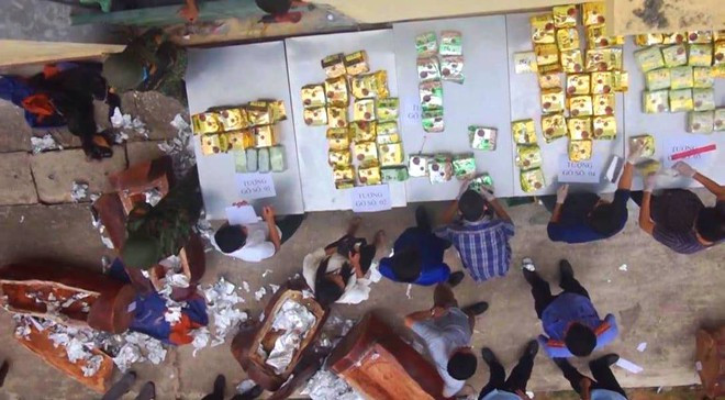 10 nghi phạm vận chuyển hơn 237 kg ma túy các loại đã bị lực lượng chức năng bắt giữ - Ảnh Tân Kỳ