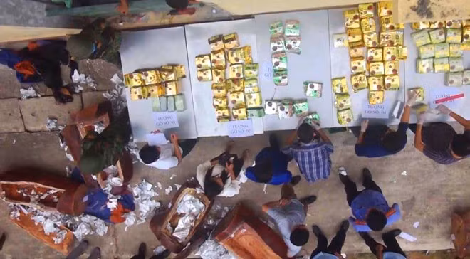 10 nghi phạm vận chuyển hơn 237 kg ma túy các loại đã bị lực lượng chức năng bắt giữ - Ảnh Tân Kỳ