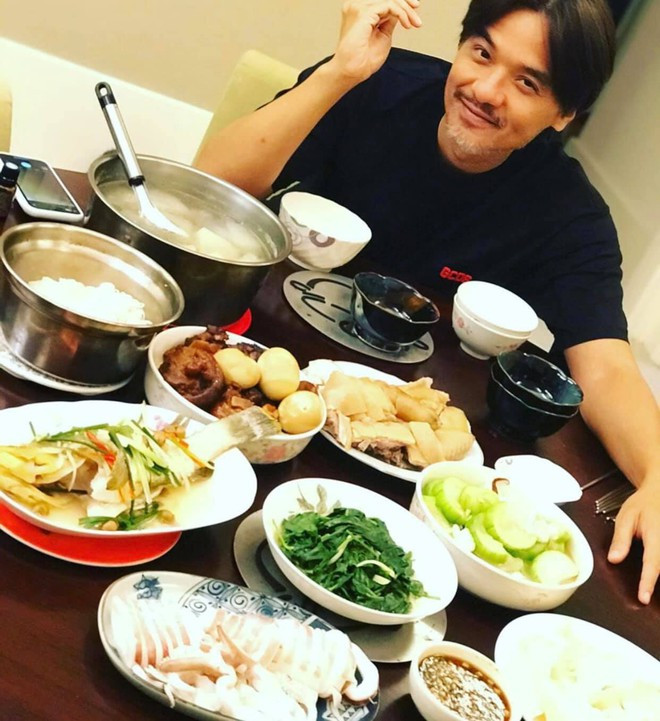 Thời gian gần đây, Thư Kỳ thoải mái tận hưởng cuộc sống cùng ông xã Phùng Đức Luân. Đôi vợ chồng thường chia sẻ những khoảnh khắc đời thường hạnh phúc và ấm cúng trên trang cá nhân. Hồi đầu tháng 8, minh tinh 7X cập nhật ảnh chúc mừng sinh nhật anh ẢNH: INSTAGRAM NV