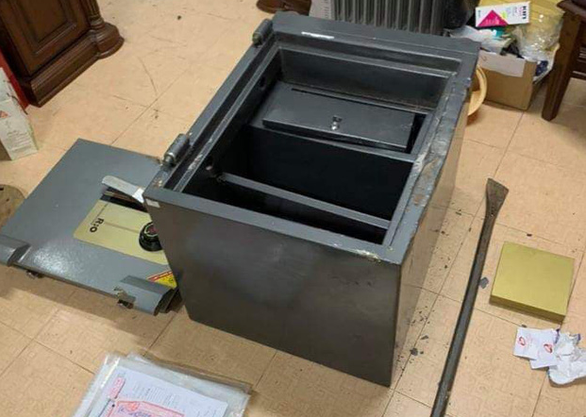 Két sắt bị phá, toàn bộ trang sức bên trong bị lấy đi - Ảnh: CACC Két sắt bị phá, toàn bộ trang sức bên trong bị lấy đi - Ảnh: CACC