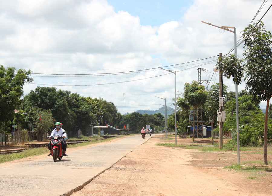 Trụ điện mặt trời được lắp đặt dọc đường liên xã Ia Lâu-Ia Piơr (huyện Chư Prông). Ảnh: Nguyễn Diệp Trụ điện mặt trời được lắp đặt dọc đường liên xã Ia Lâu-Ia Piơr (huyện Chư Prông). Ảnh: Nguyễn Diệp