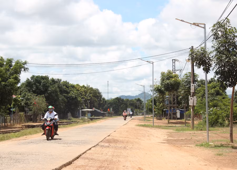 Trụ điện mặt trời được lắp đặt dọc đường liên xã Ia Lâu-Ia Piơr (huyện Chư Prông). Ảnh: Nguyễn Diệp