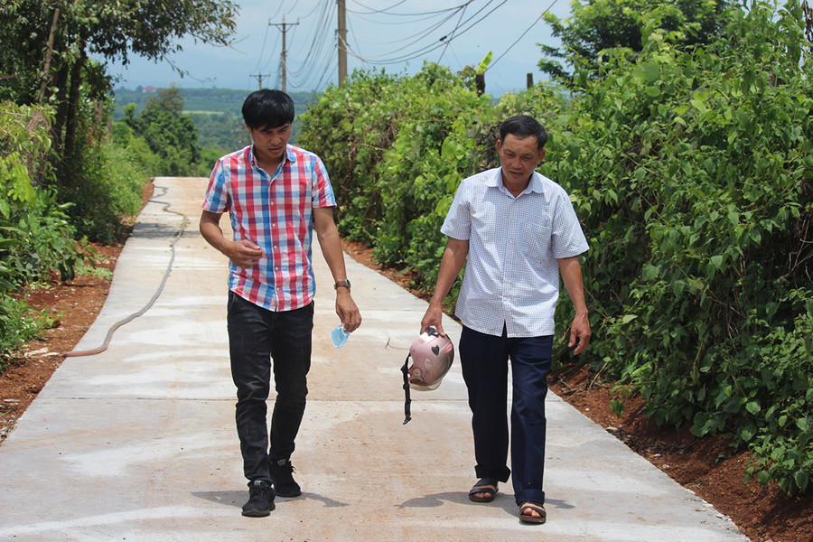 Con đường bê tông mới do người dân góp công, góp của qua sự vận động của ông Vừng. Ảnh: Nguyễn Tú Con đường bê tông mới do người dân góp công góp của qua sự vận động của ông Vừng. Ảnh: Nguyễn Tú