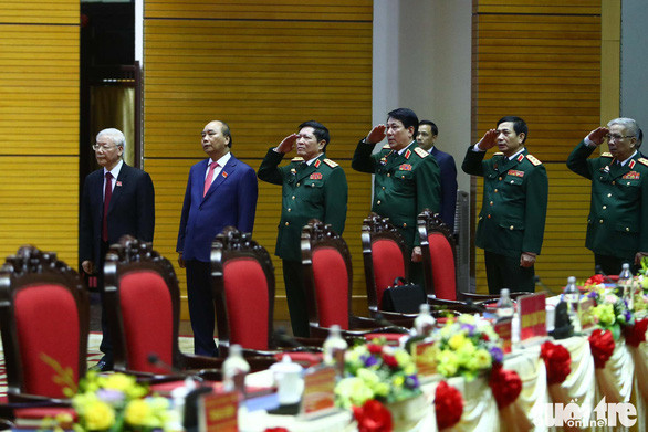 Các đại biểu trong nghi thức chào cờ - Ảnh: NGUYỄN KHÁNH