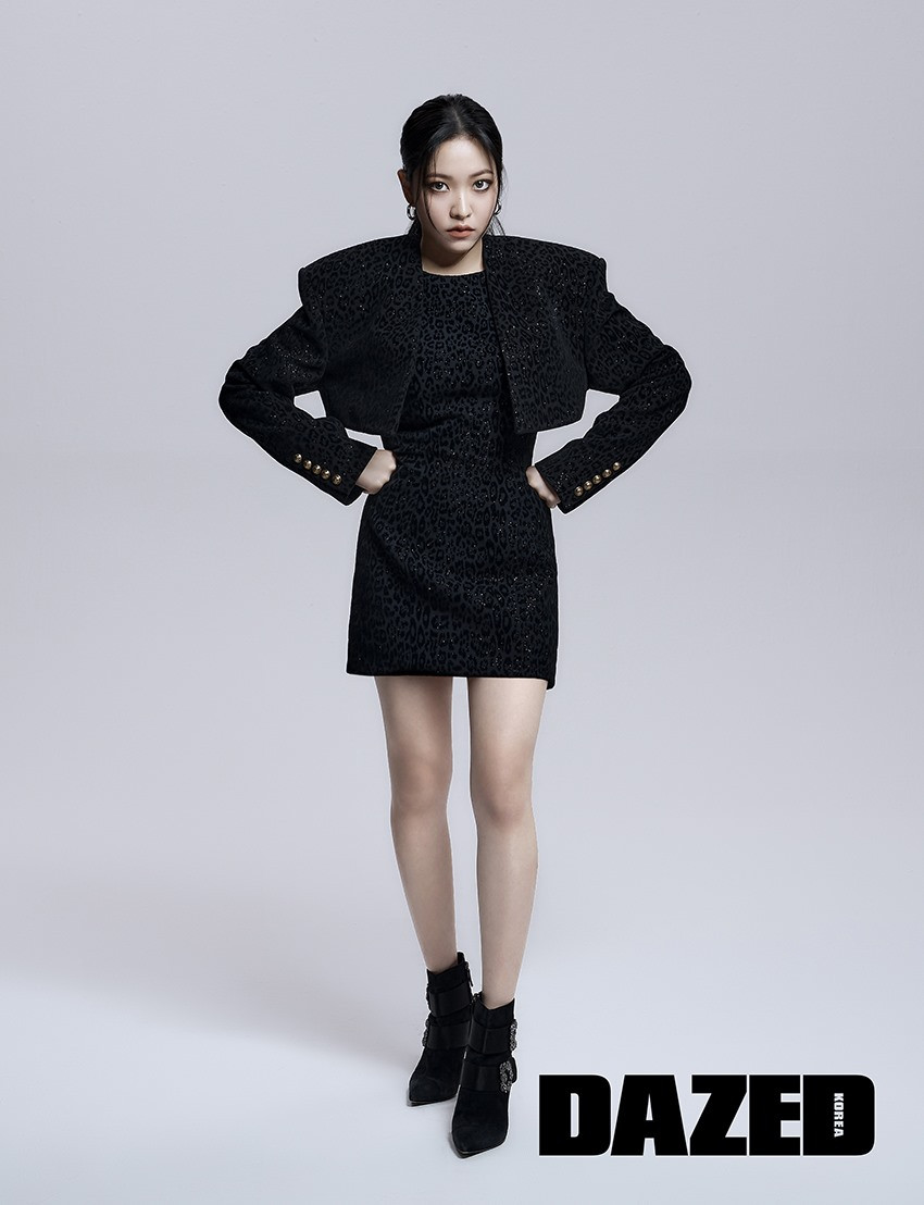Với tác phong chuyên nghiệp, Yeri nhìn vào ống kính cùng biểu cảm lạnh lùng, toát lên một nét quyến rũ rất khác so với thường ngày. Ảnh: Dazed Korea