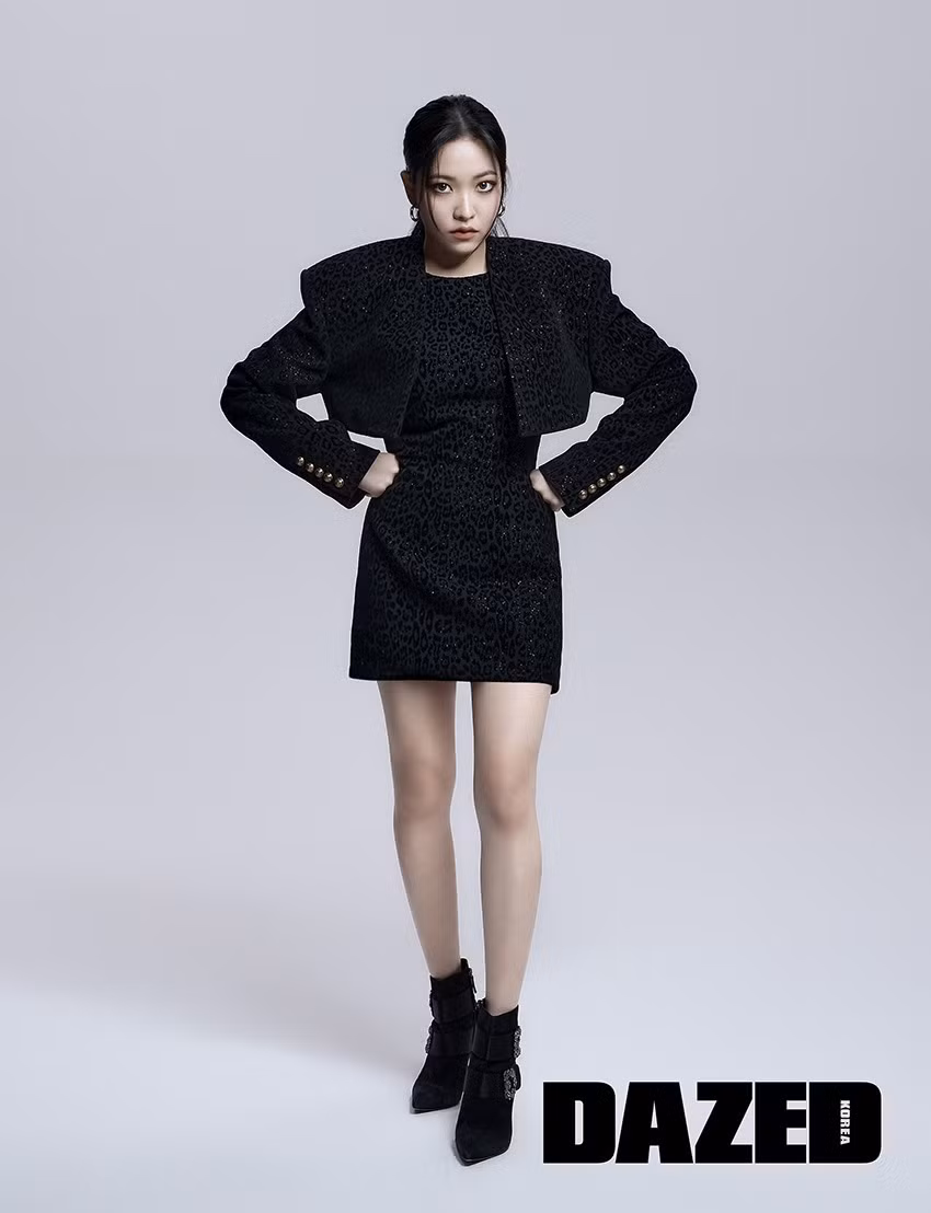 Với tác phong chuyên nghiệp, Yeri nhìn vào ống kính cùng biểu cảm lạnh lùng, toát lên một nét quyến rũ rất khác so với thường ngày. Ảnh: Dazed Korea