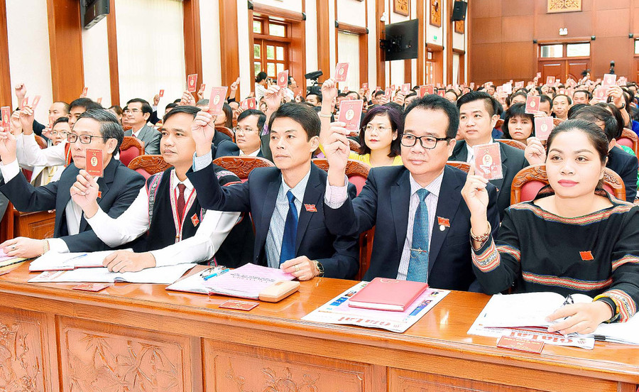 Các đại biểu biểu quyết thông qua chỉ tiêu chủ yếu nhiệm kỳ 2020-2025. Ảnh: Đức Thụy