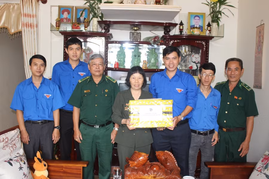 Thành Đoàn Pleiku tặng quà cựu thanh niên xung phong nhân ngày 27-7. Ảnh: Phan Lài 