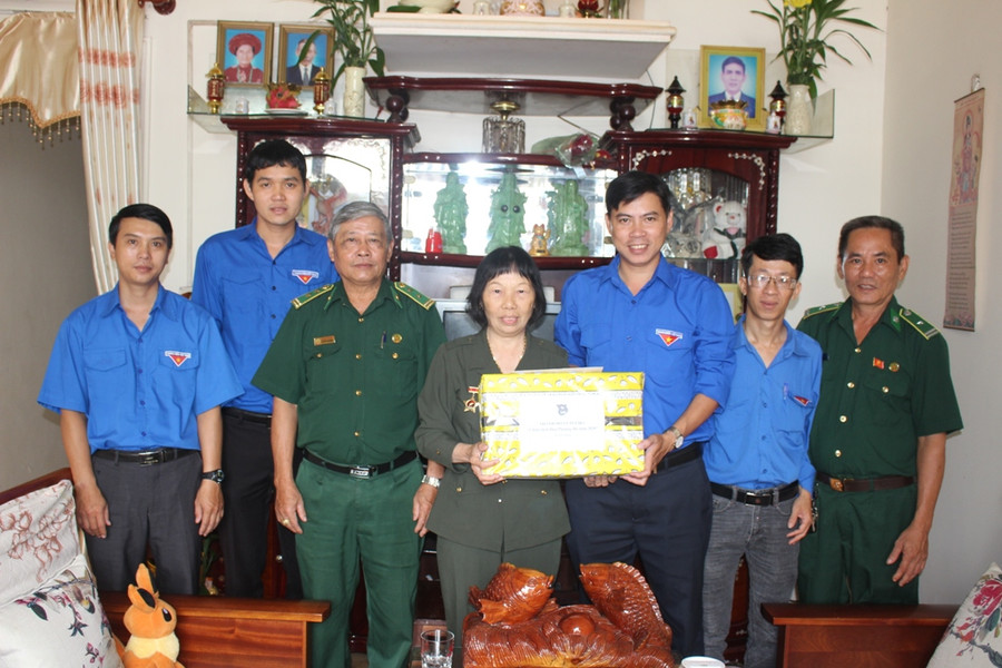 Thành Đoàn Pleiku tặng quà cựu thanh niên xung phong nhân ngày 27-7. Ảnh: Phan Lài 