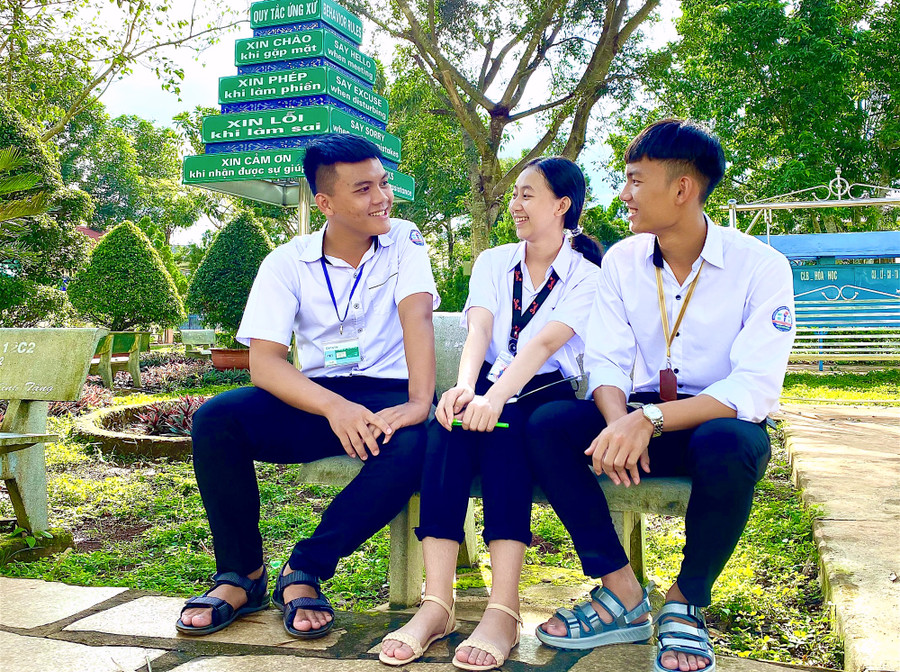 Sân trường xanh-sạch-đẹp giúp học sinh luôn yêu trường, yêu lớp. Ảnh: Mộc Trà