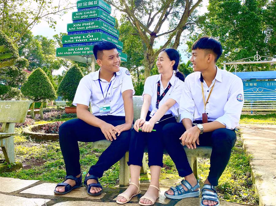 Sân trường xanh-sạch-đẹp giúp học sinh luôn yêu trường, yêu lớp. Ảnh: Mộc Trà