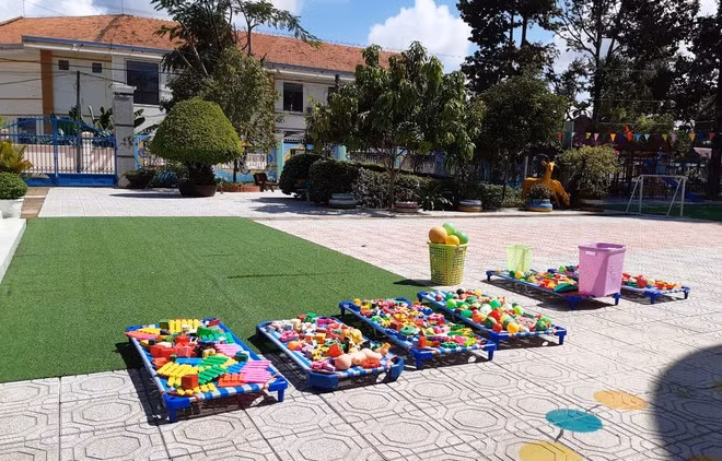 Toàn bộ đồ dùng học tập, vui chơi của trẻ tại Trường Mầm non Phù Mỹ đều đã được sát khuẩn vệ sinh