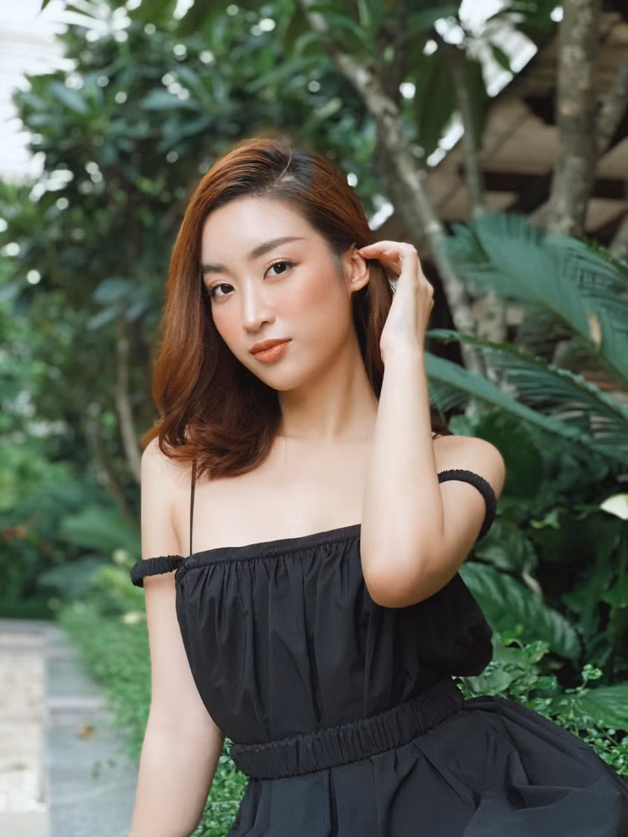 Hoa hâuj Đỗ Mỹ Linh cũng được fan khen nhan sắc ngày càng thăng hạng.