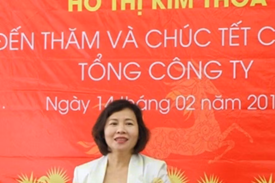 Bà Hồ Thị Kim Thoa đang bỏ trốn nên Cơ quan Cảnh sát điều tra Bộ Công an đã tạm đình chỉ. Ảnh: LĐO. Bà Hồ Thị Kim Thoa đang bỏ trốn nên Cơ quan Cảnh sát điều tra Bộ Công an đã tạm đình chỉ. Ảnh: LĐO.
