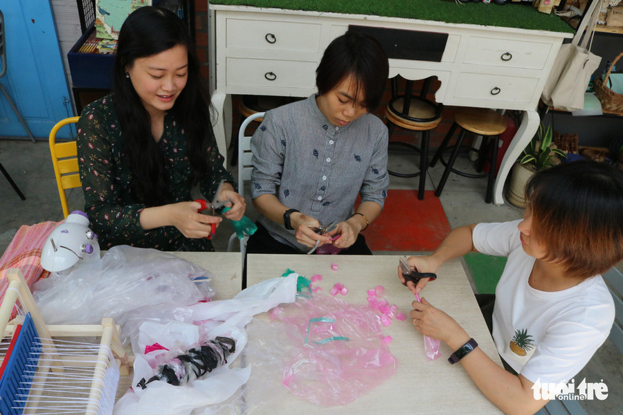 Những bao nilông sau khi rửa sạch, phơi khô, sẽ được gấp lại để cắt thành những đoạn dài, chỉ cần buộc lại sẽ có sợi vải làm bằng n lông - Ảnh: HOÀNG AN