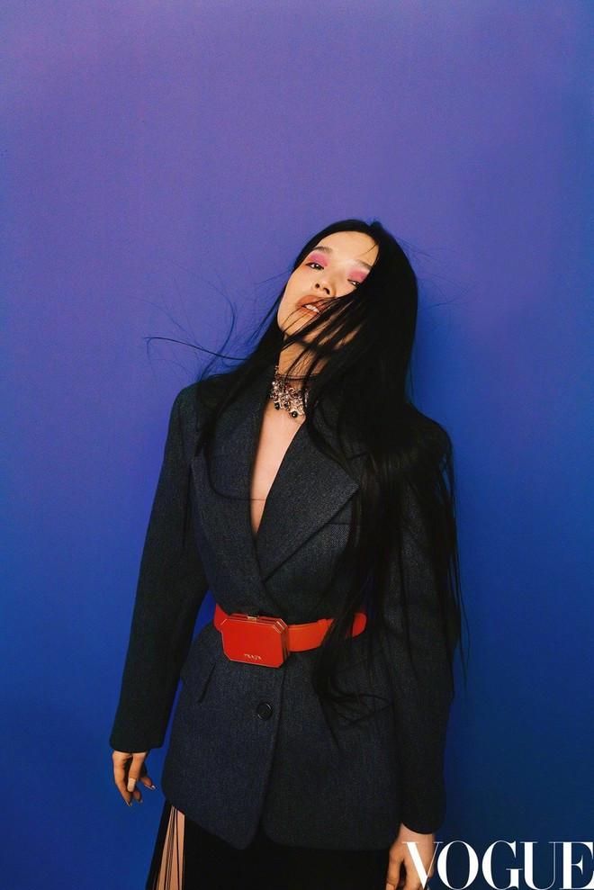 Chia sẻ với Vogue, Thư Kỳ cho biết hiện cô đã bước vào giai đoạn sống bình lặng, tự do và tích cực hơn. Bên cạnh đó, sao phim Nhiếp Ẩn nương tiết lộ nhịp điệu công việc bị gián đoạn trong thời gian dịch bệnh cũng làm cô suy nghĩ nhiều hơn, có sự sáng tạo và điều chỉnh tâm trạng bản thân ẢNH: CHỤP MÀN HÌNH SINA