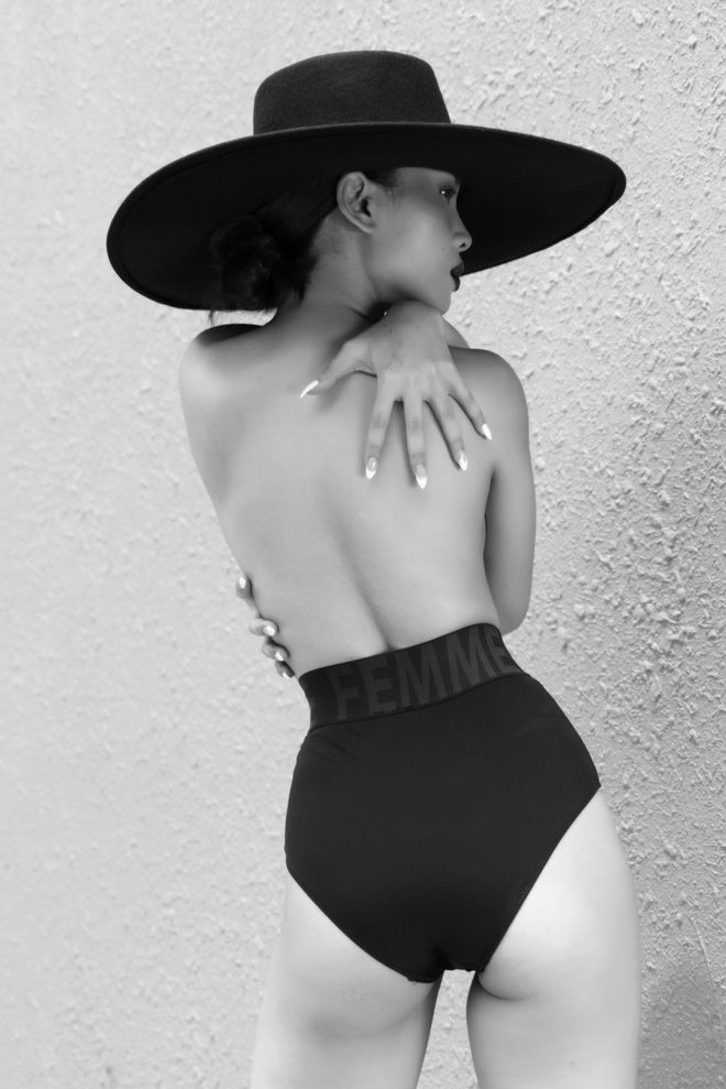 Lưng trần mịn màng của Yến Trang.