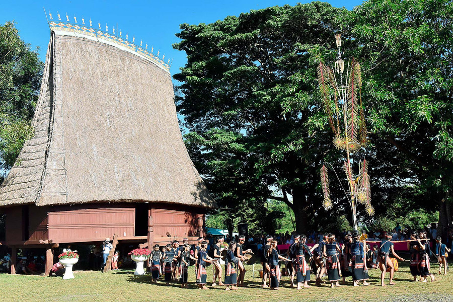 Biểu diễn cồng chiêng tại Plei Ốp (phường Hoa Lư, TP. Pleiku). Ảnh: Đức Thụy 