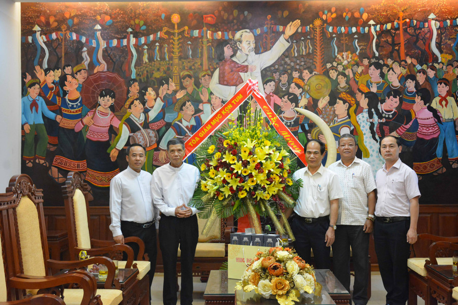 Tòa Giám mục Kon Tum tặng lẵng hoa chúc mừng cho UBND tỉnh Gia Lai tại buổi thăm xã giao. Ảnh: Mai Đào