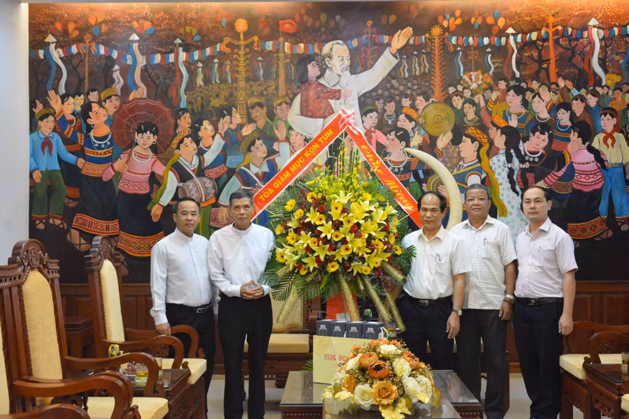 Tòa Giám mục Kon Tum tặng lẵng hoa chúc mừng cho UBND tỉnh Gia Lai tại buổi thăm xã giao. Ảnh: Mai Đào