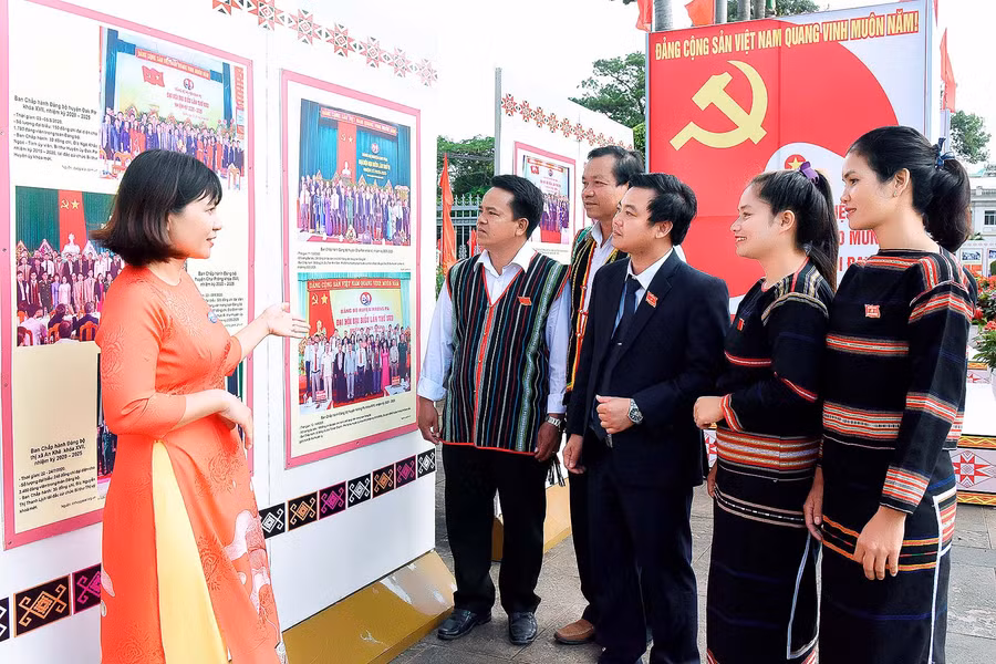 Các đại biểu dự Đại hội tham quan khu trưng bày triển lãm ảnh đại hội Đảng qua các thời kỳ. Ảnh: Đức Thụy