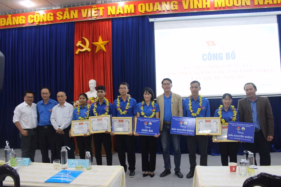 Các tác giả, nhóm tác giả đạt giải đạt giải cuộc thi ý tưởng sáng tạo khởi nghiệp lần thứ III. Ảnh: Phan Lài 