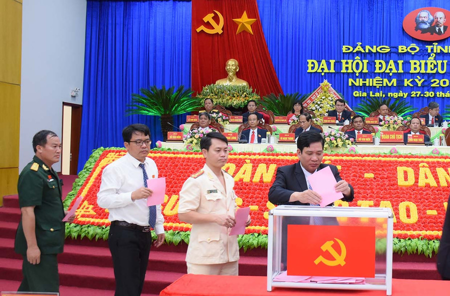 Các đại biểu tiến hành bỏ phiếu bầu Ban Chấp hành Đảng bộ tỉnh khóa mới. Ảnh: Minh Triều 11. Các đại biểu tham quan triển lãm ảnh “Quá trình hình thành và phát triển Đảng bộ tỉnh Gia Lai” do Bảo tàng tỉnh trưng bày trong khuôn viên Đại hội. Ảnh: Phương Linh